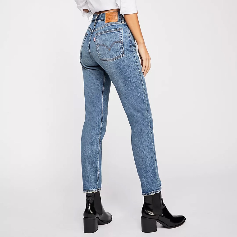 Levi Jeans - Like new! - No Distress - 25